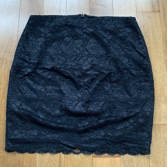 Guess Black Bodycon skirt - Picture 2 of 6